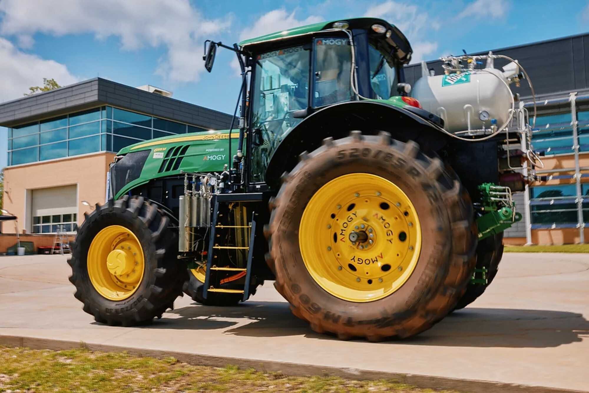 Keine Emissionen: John-Deere-Traktor tankt Dünger - agrarheute 7-2022