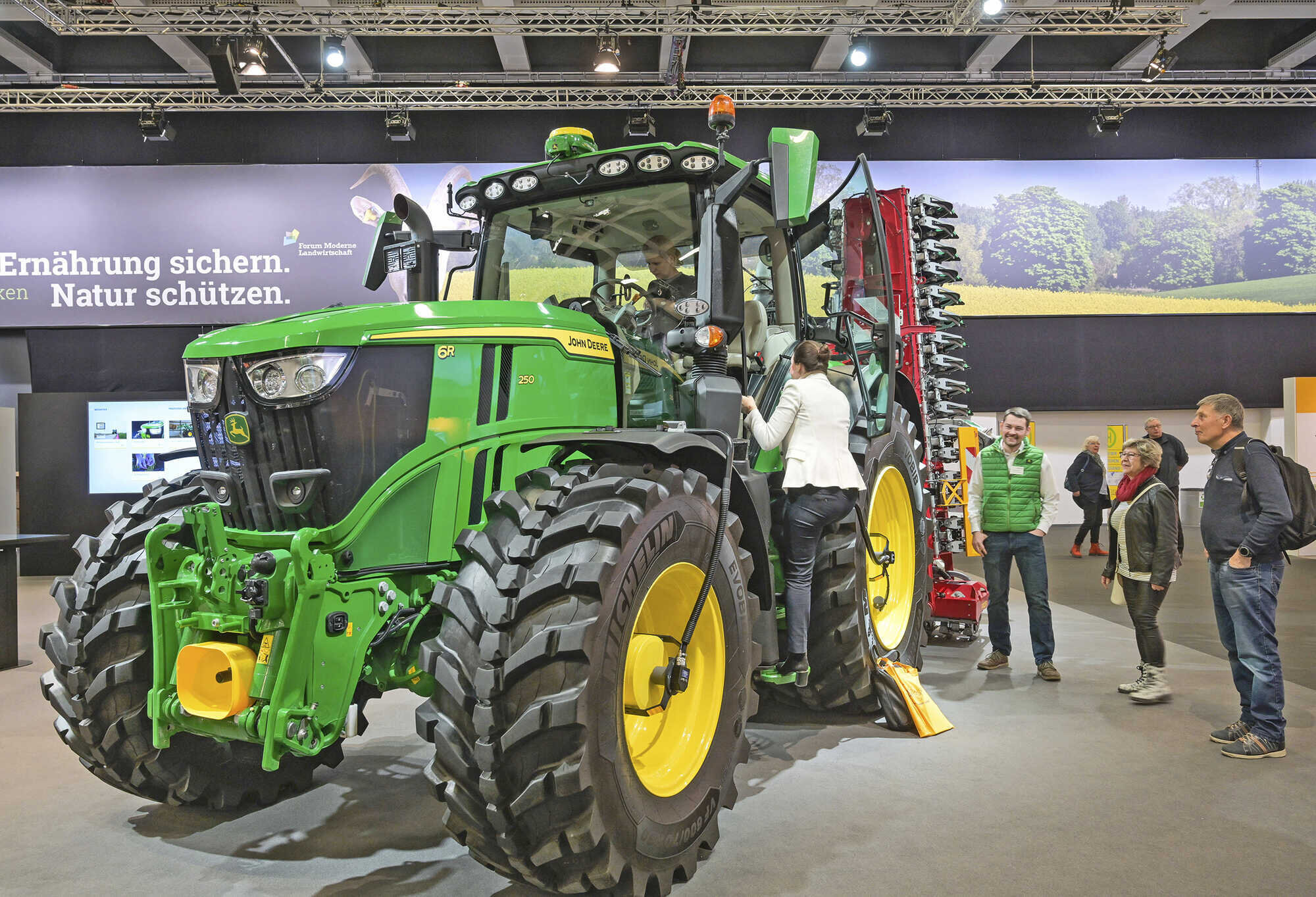 Vollelektrischer Traktor soll 2026 kommen - agrarheute 6-2023