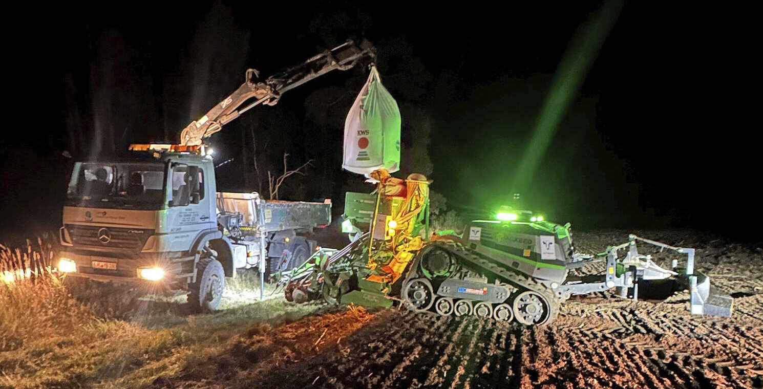Field robot AgBot: Drives and drives and never gets tired - | agrarheute ...