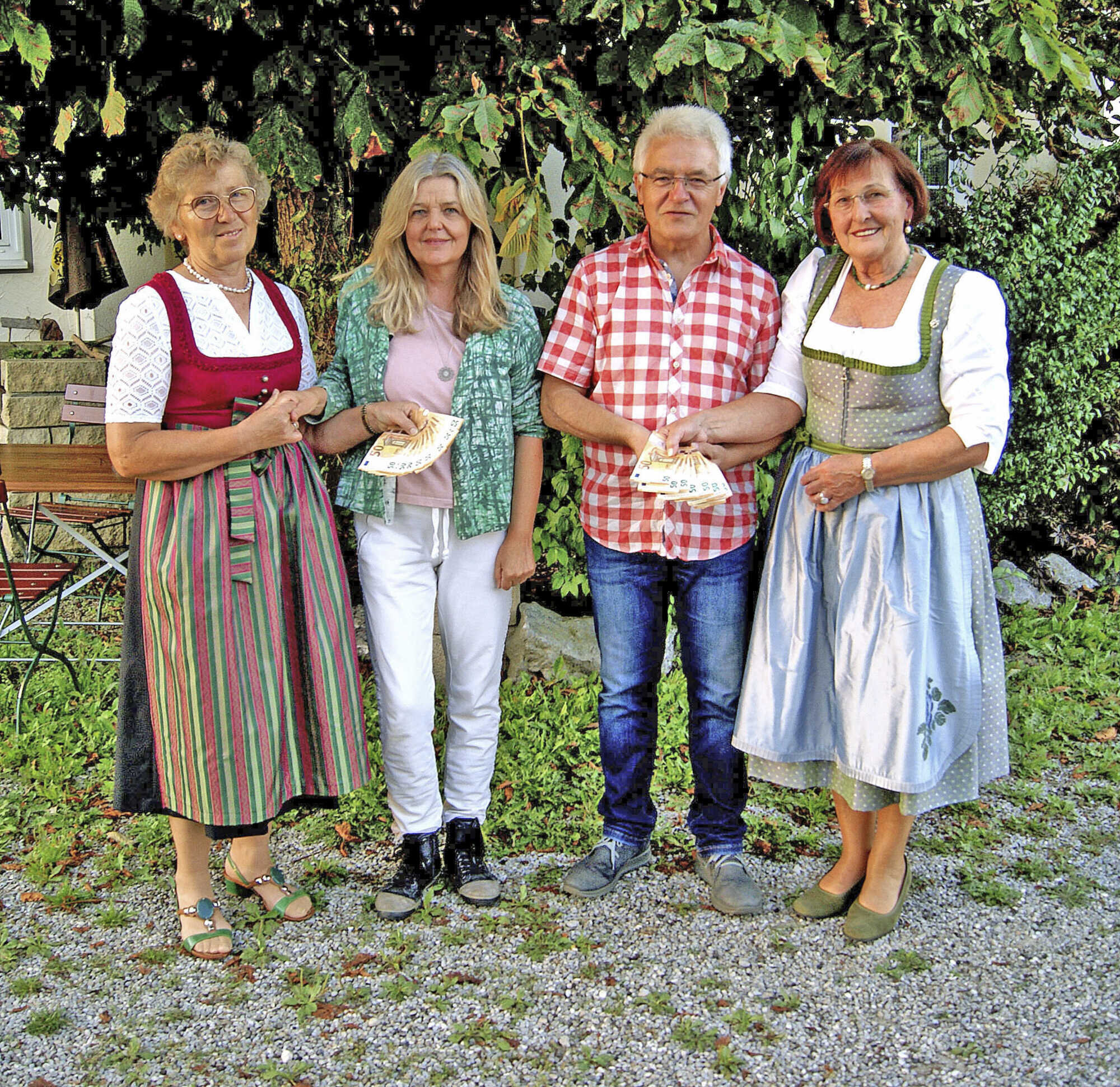 Spende aus Apfelküchle-Verkauf - Bayerisches Landwirtschaftliches ...
