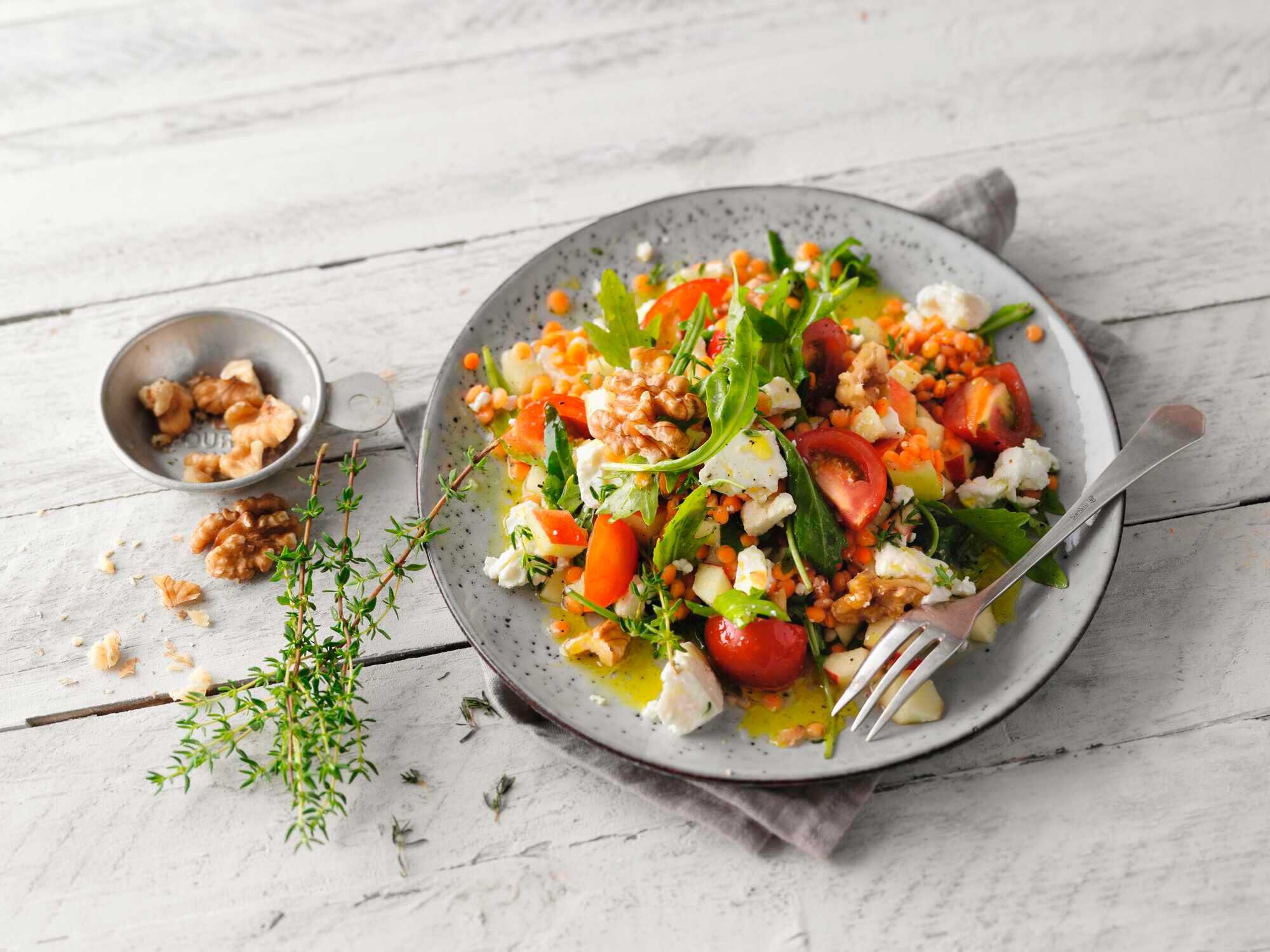 Linsensalat mit Apfel, Feta &amp; Rucola - kraut&amp;rüben 1-2022
