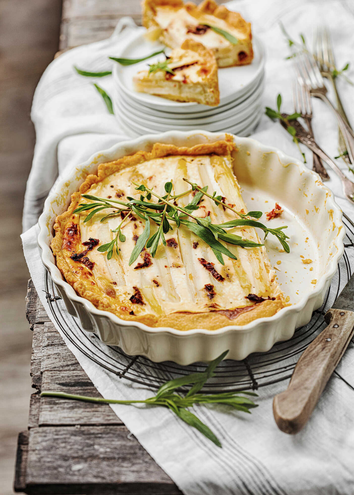 Spargel Quiche mit Ziegenkäse - kraut&amp;rüben 5-2022
