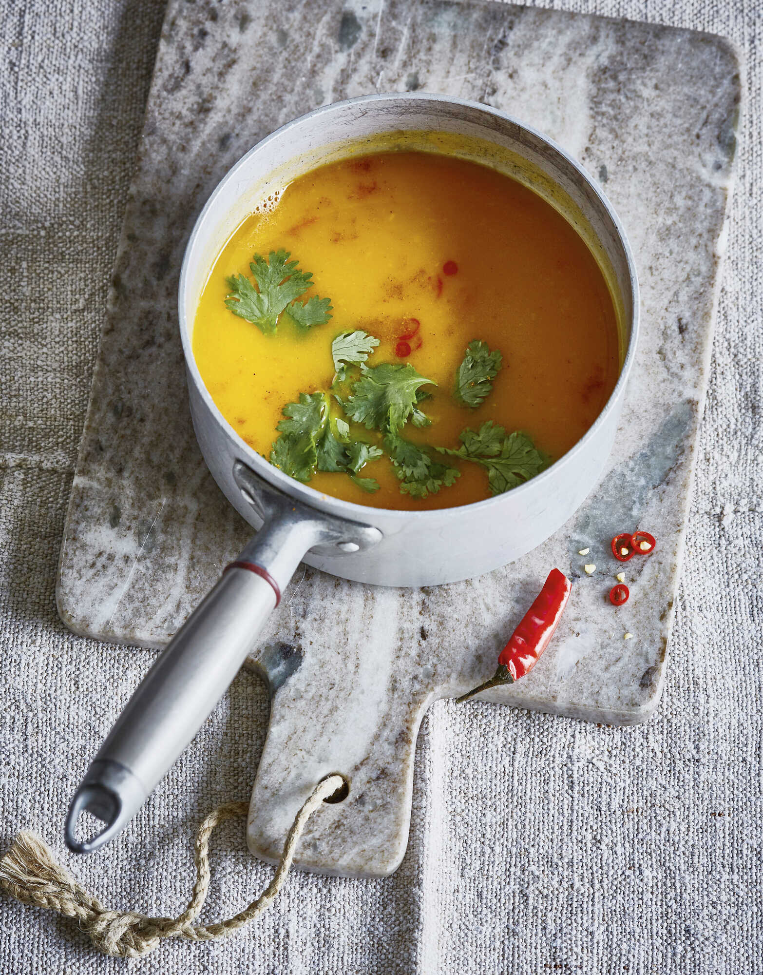 Süsskartoffel-Suppe mit Chili und Ingwer (vegan) - kraut&amp;rüben 1-2023