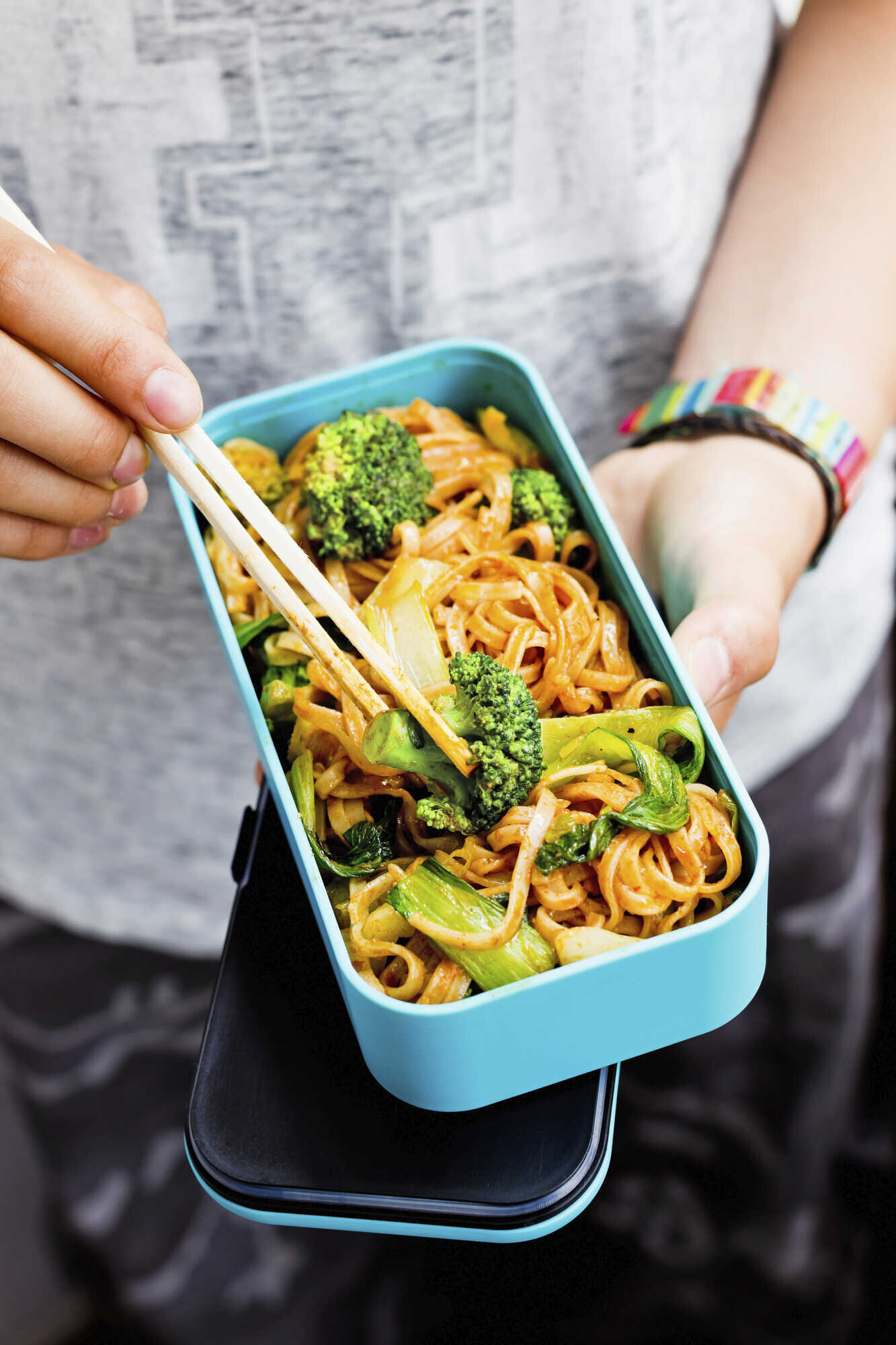 Curry-Nudeln mit Brokkoli und Pak-Choi - kraut&amp;rüben 6-2023
