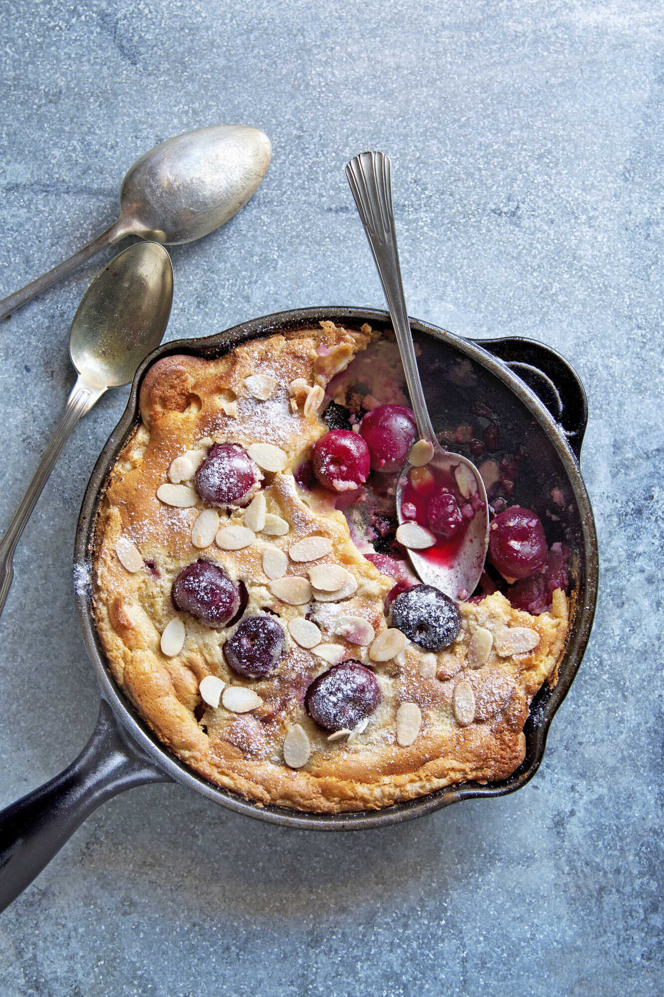Kirsch-Clafoutis mit Mandeln - kraut&amp;rüben 7-2023