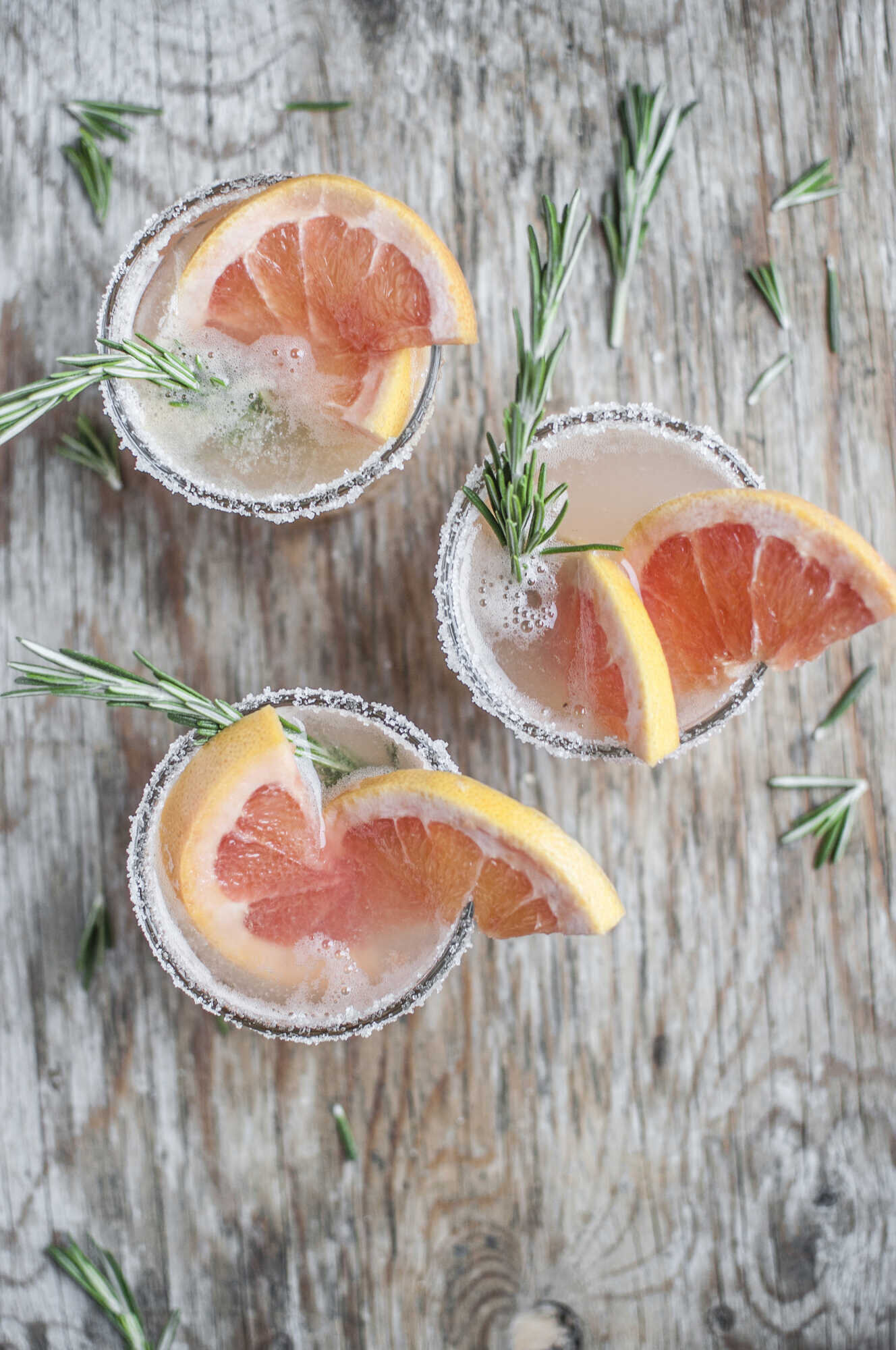 Grapefruit-Mocktail mit Rosmarin - kraut&amp;rüben 8-2023