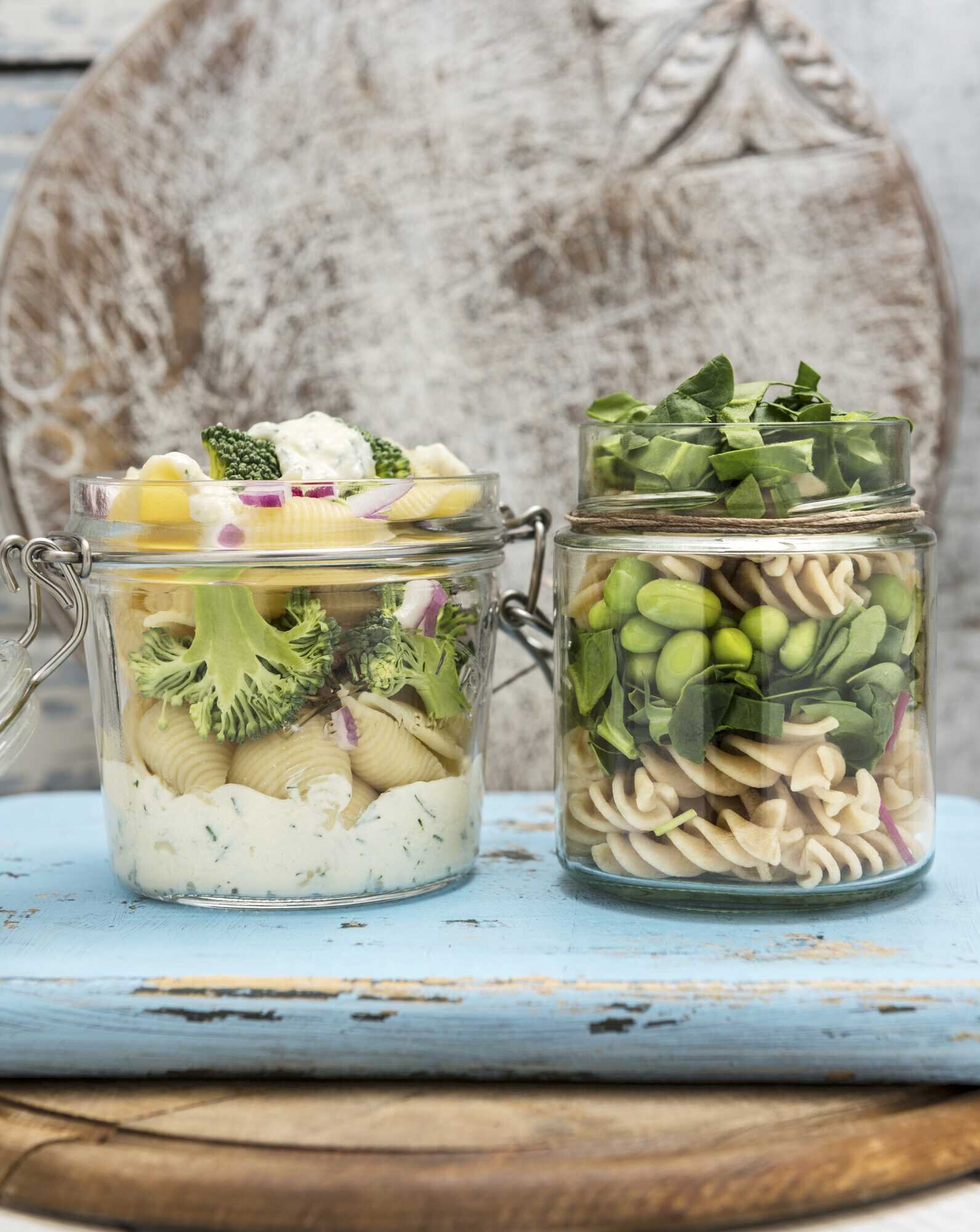 Nudelsalat mit Brokkoli und mit Edamame und Löwenzahn - kraut&amp;rüben 9-2024