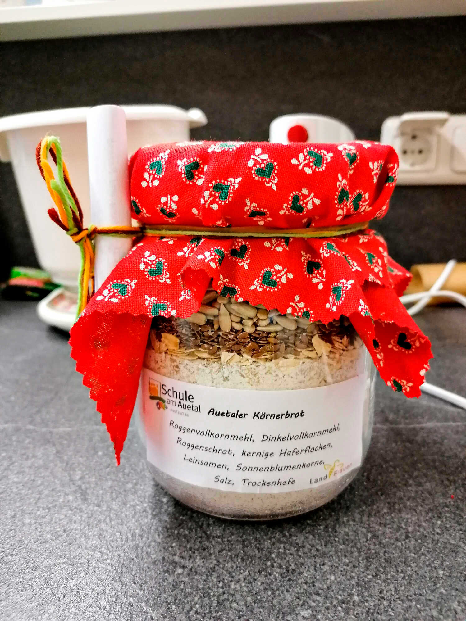 Gesunde Ernährung: Körnerbrot-Backmischung der Schule am Auetal - LAND ...