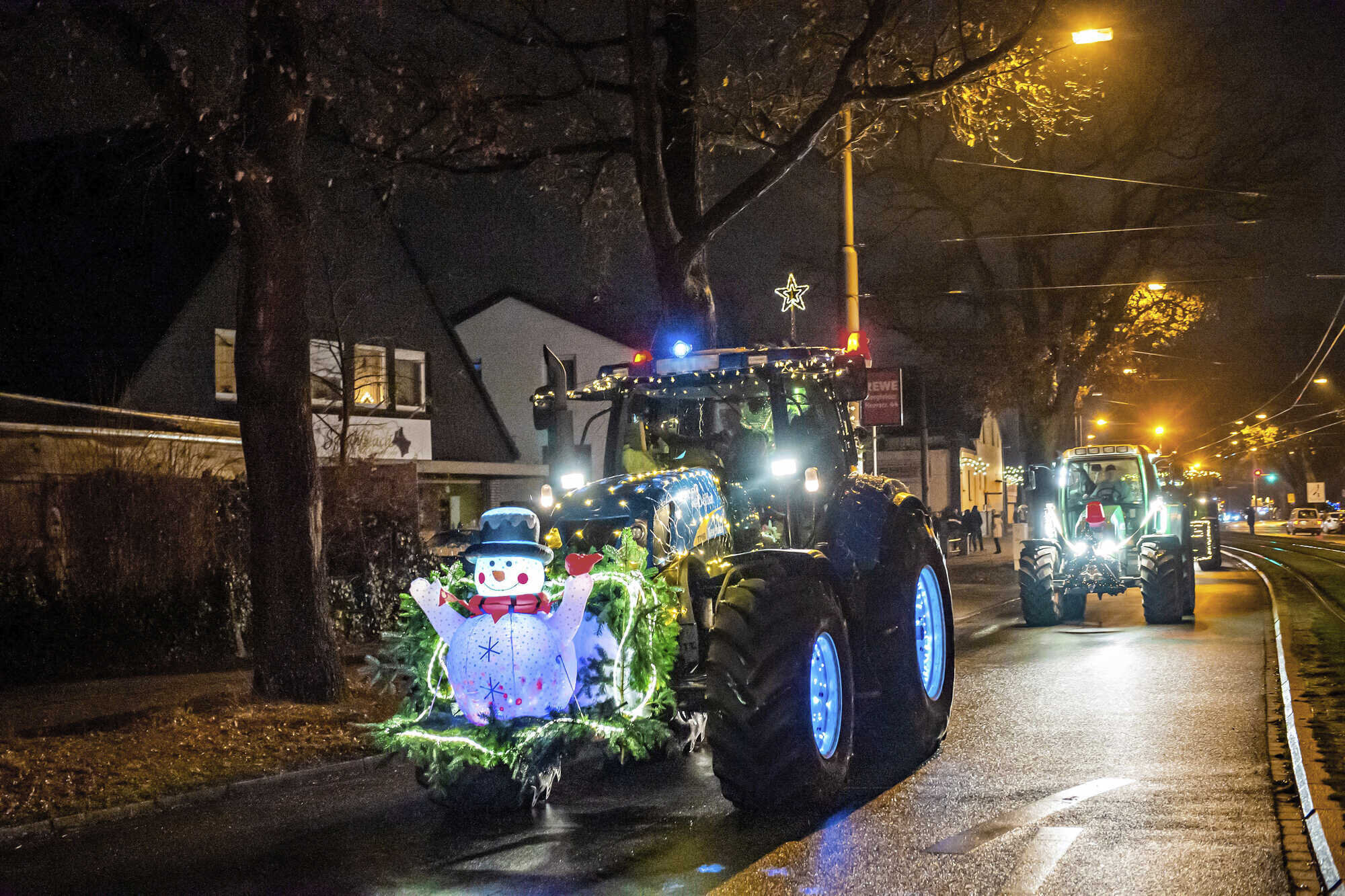 Mit dem neuen Jahr Lichter von einem Traktor auf einer Straße im