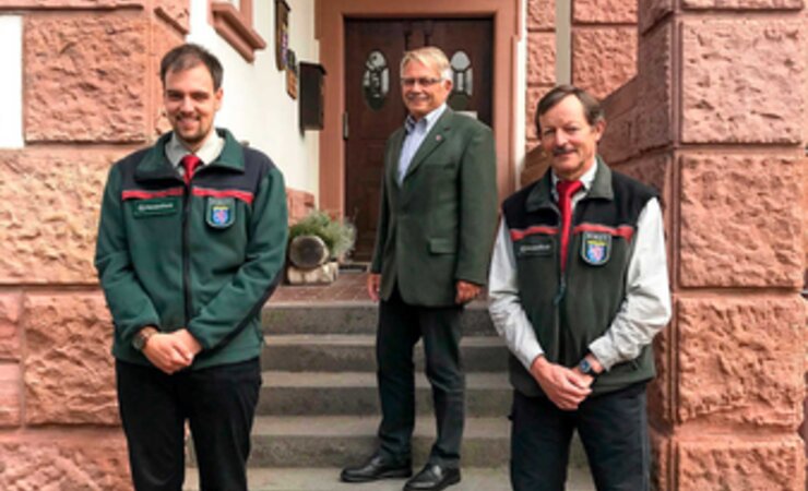 Staffelstabübergabe im Forstamt Langen: Helmut Seitel (M.) begrüßt Melvin Mika (l.) als neuen Leiter des Forstamts Langen. Michael Löber (r.) hatte zuletzt die Vertretung der Forstamtsleitung übernommen. | © HessenForst