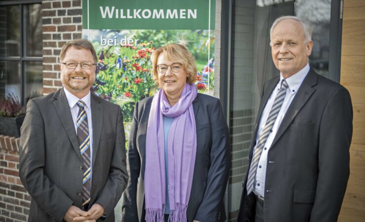 Niedersachsens Landwirtschaftsministerin Barbara Otte-Kinast mit 
Dr. Bernd von Garmissen (l.) und Hans-Joachim Harms | © Ehrecke/LWK Niedersachsen