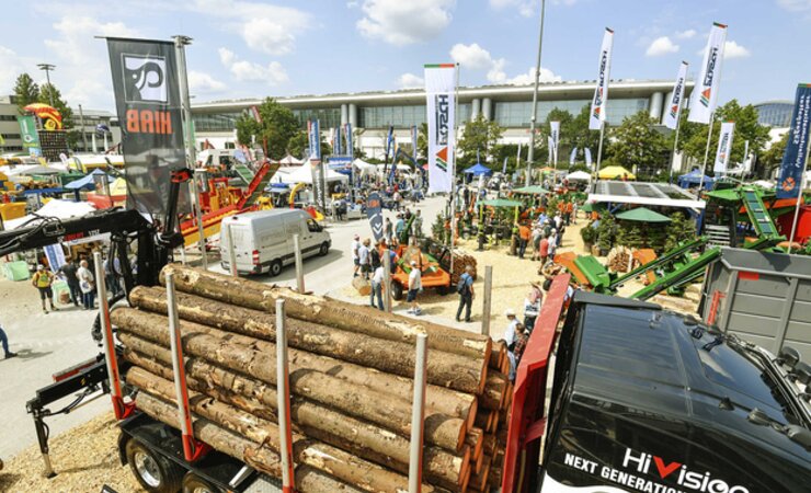 Blick über das Außengelände der Messe München. Auch 2022 gab es auf der INTERFORST einiges zu entdecken. | © Messe München
