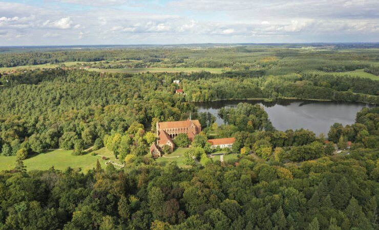 Die historische KlosteranlageChorin liegt mitten im gleichnamigen Waldgebiet. | © LFE