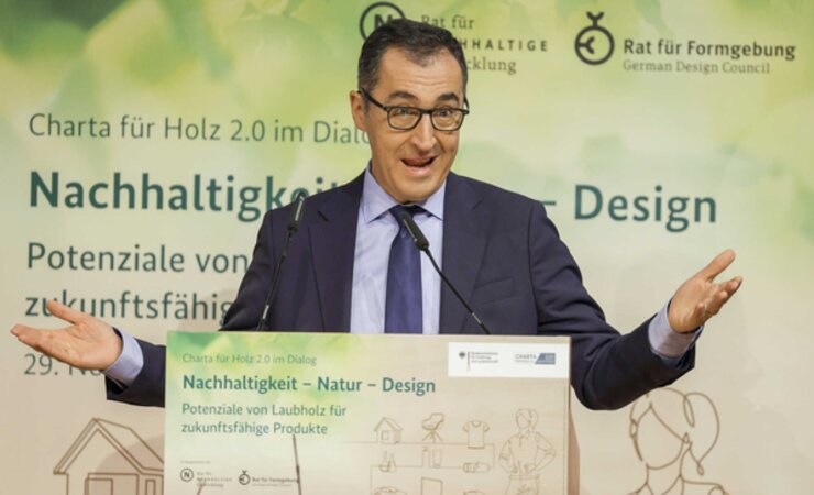 „Laubholz ist ein Alleskönner“,  sagte Bundeslandwirtschaftsminister Cem Özdemir und freute sich über das Engagement der Beteiligten an der „Charta für Holz“ im Sinne innovativer Holzprodukte aus Laubholz. | © BMEL/J. Carstensen