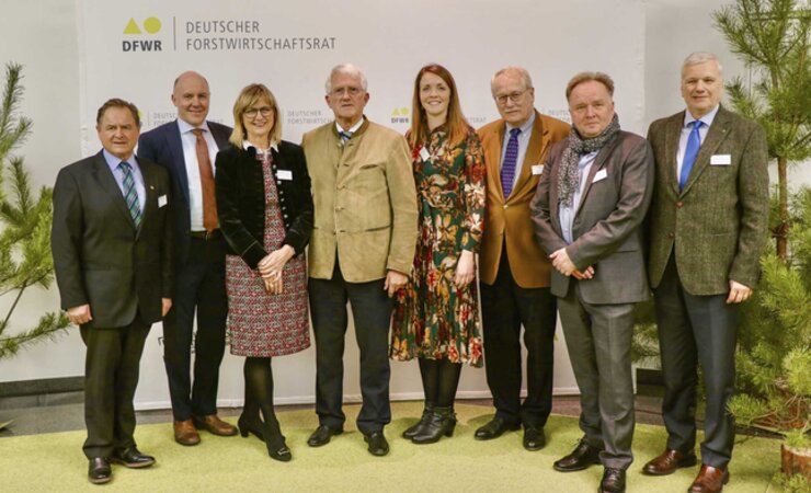 Georg Schirmbeck (4. v. l.) und Gäste des DFWR beim EU-Symposium anlässlich der Internationalen Grünen Woche in Berlin. Dort hat er sich gegen pauschale Nutzungseinschränkungen und für die politische Anerkennung der Leistungen der Forstwirtschaft in Europa ausgesprochen. | © DFWR