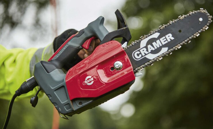 Die Cramer 82TCS15 besitzt keinen eigenen Akkuschacht – der Akku wird am Körper getragen und per Kabel angeschlossen | © Cramertools
