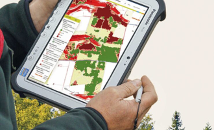 Abb. 1:  Einsatz von Waldinfo.NRW auf einem Tablet im Gelände | © Landesbetrieb Wald und Holz NRW