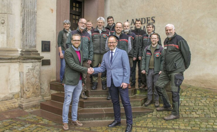 Jan-Otto Hake, neuer Leiter der Forstabteilung (vorne l.) wurde von Verbandsvorsteher Jörg Düning-Gast (vorne r.) im Kreis der versammelten Revierleiter des LV Lippe begrüßt. | © LV Lippe