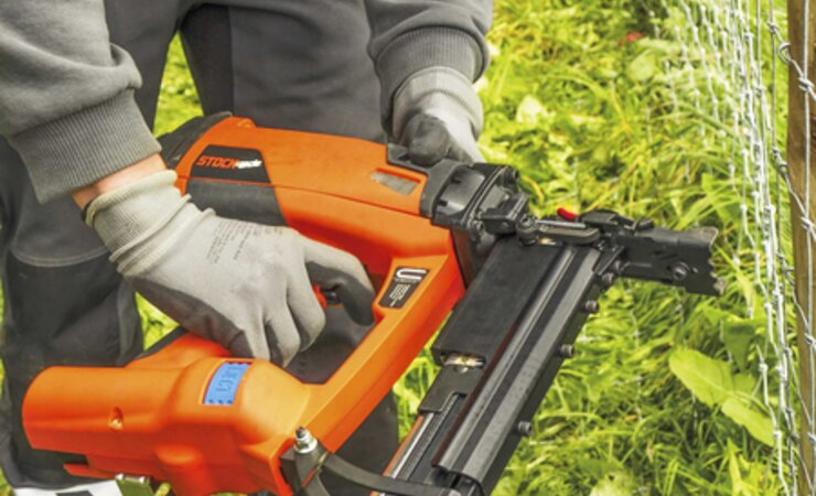 Das Klammergerät St400i von Stockade funktioniert mit Gaskartuschen. | © Stockade