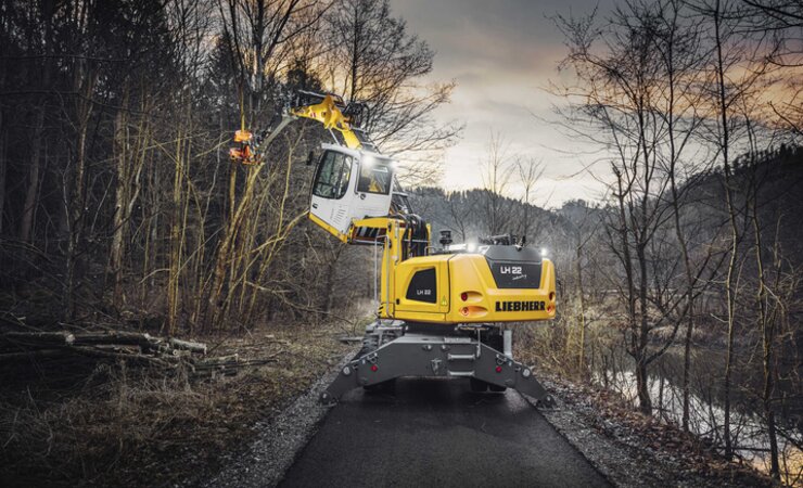 Die Liebherr-Umschlagmaschine LH 22 M Industry in der Baumpflege mit Westtech-Anbaugeräten | © Liebherr