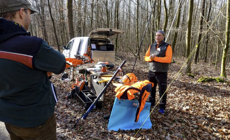 Abb. 1:Bei der praktischen Ausbildung im Wald stellt der Sicherheitscoach und Waldbau-Co-Trainer seine Ausrüstung vor. | © A. Abt