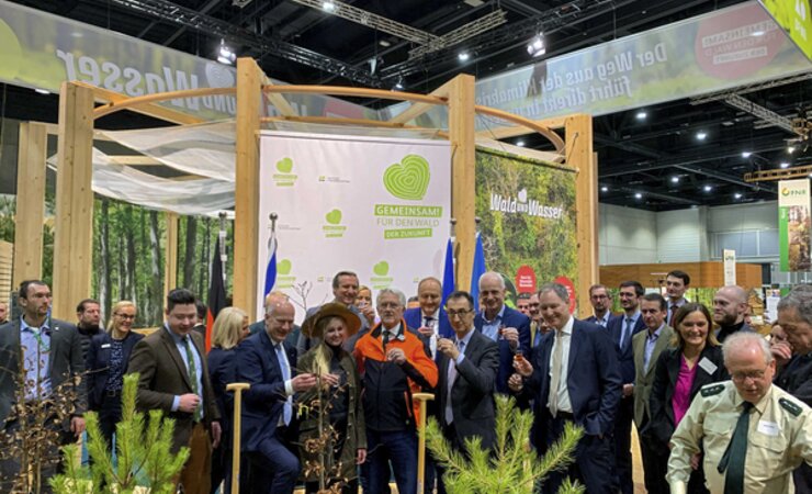 Auf die Gesundheit des Waldes: Cem Özdemir besuchte im Januar den Branchenstand der Forstwirtschaft auf der Grünen Woche in Berlin. Was dort noch ungewiss schien: Die Verlängerung von Fördermitteln für den Wald wurde dann im Bundeshaushalt 2024 beschlossen. | © AFZ-DerWald-Archiv