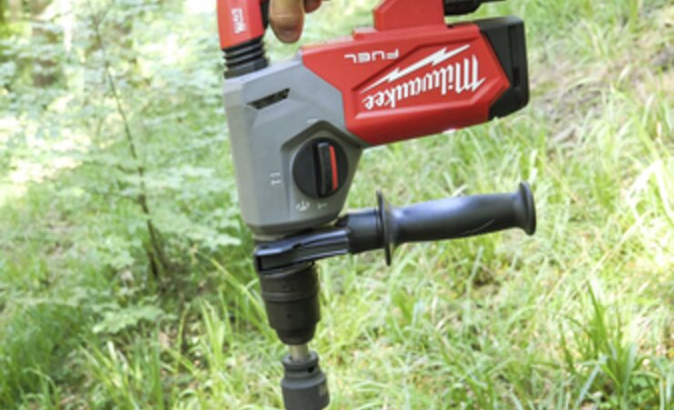 Das Schlagwerk eines solchen Bohrhammers versenkt die Pflanzstäbe mühelos im Boden. | © Forstreich