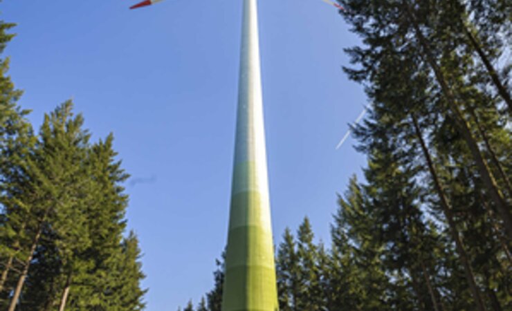 Abb. 1:Der NABU befürwortet Windenergieanlagen aufgrund ihrer hohen Effizienz grundsätzlich, sieht aber auch die Gefahr der Destabilisierung von Waldbeständen - darum gilt: Auch der Wald selbst muss Klimaschützer bleiben. | © Adobe Stock - Simon Whitehurst