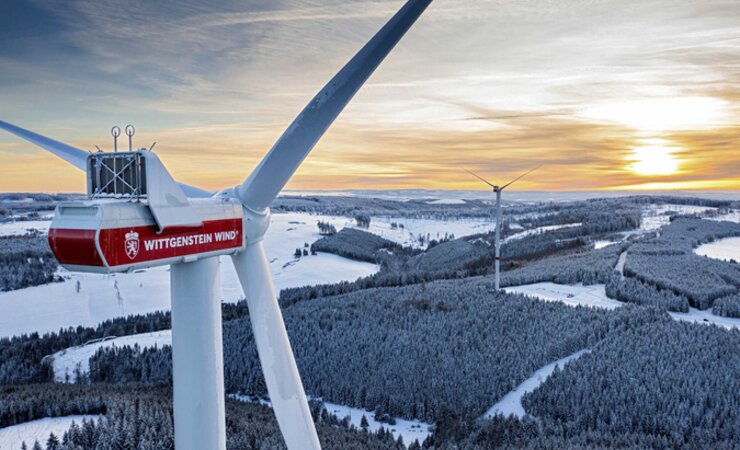 Von der Planung über die Errichtung bis zur Wartung von Windkraftanlagen gibt es für Waldbesitzerinnen und Waldbesitzer viel zu beachten. Mit einem kompetenten Projektierer lässt sich ein solches Vorhaben leichter stemmen. | © julianschmidt.photo