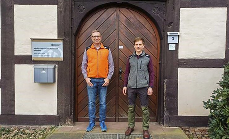 Dr. Christof Oldenburg (links) und Victor Steinmann vor dem Eingang des Forstamtes Münden | © NLF