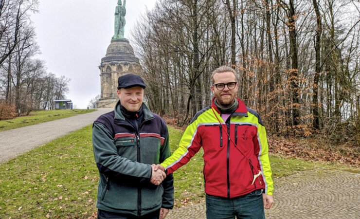 Jan-Otto Hake (r.) begrüßt Volker Reihl als neuen Revierförster Hiddesen direkt am Hermannsdenkmal. | © LV Lippe