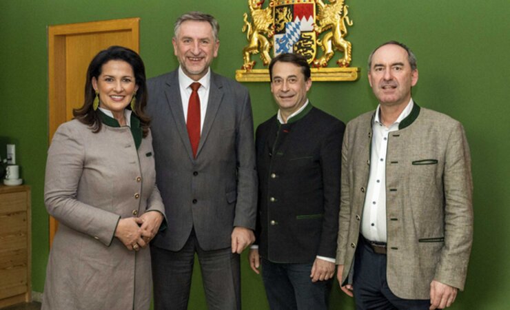 Sind sich einig: Bayerns Forstministerin Michaela Kaniber, der Präsident des Bayerischen Bauernverbands Günther Felßner, der Präsident des Bayerischen Waldbesitzerverbandes Josef Ziegler und Bayerns Jagdminister Hubert Aiwanger wollen das Vegetationsgutachten beibehalten. | © StMELF/J. Schmidhuber