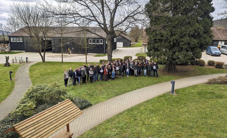 Zeugnisübergabe im Niedersächsischen Forstlichen Bildungszentrum: Prüflinge sowie Prüferinnen und Prüfer zeigen sich zufrieden. | © J. Vokuhl, LWK Nds.