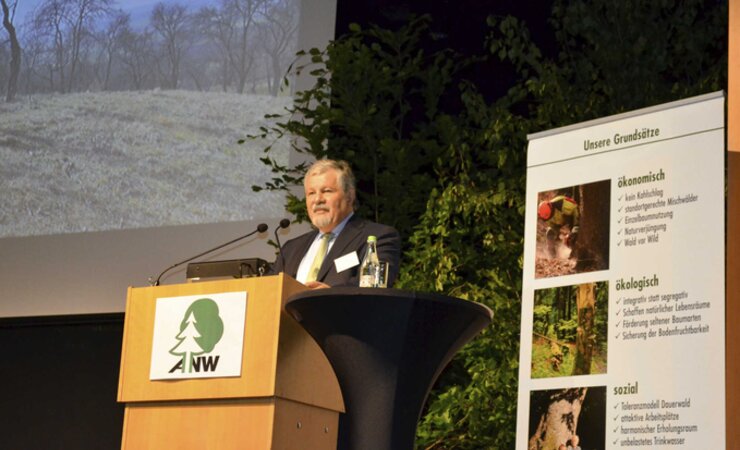 Bundesvorsitzender Hans von der Goltz eröffnet die Jahrestagung 2024 der ANW | © ANW/B. v. Behr