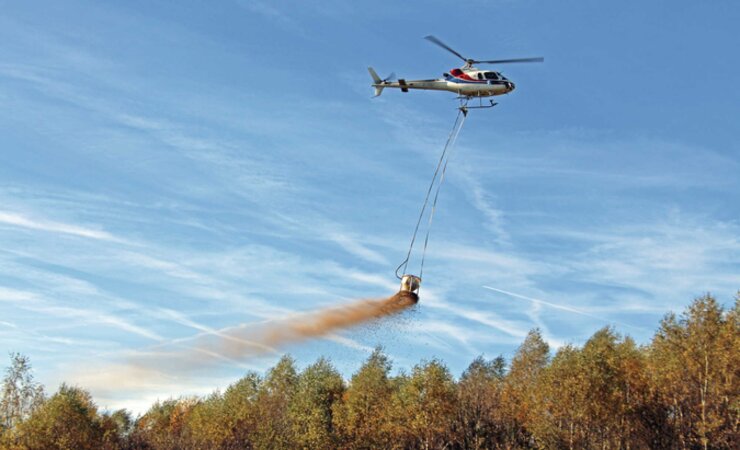 Hier wird der Kalk mit dem Helikopter ausgebracht. | © Düngekalk-Hauptgemeinschaft