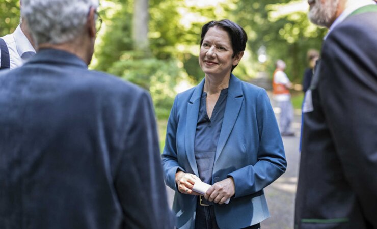 NRWs Landwirtschaftsministerin Silke Gorißen beleuchtete gemeinsam mit Wald und Holz NRW Waldböden und ihren Wert. | © M. Hermenau/MLV NRW
