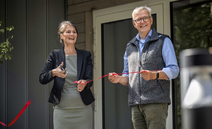 Niedersachsens Forstministerin Miriam Staudte und NLF-Präsident Dr. Klaus Merker bei der Wiedereröffnung der forstlichen Bildungseinrichtung | © Niedersächsische Landesforsten
