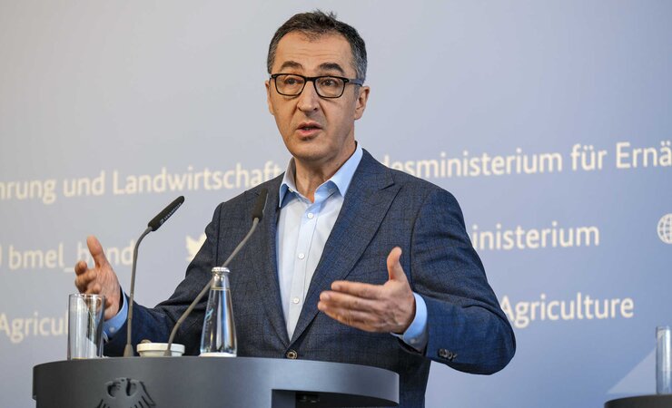 Bundesforstminister Cem Özdemir will Wälder und ihre Ökosystemleistungen mit einer Novellierung des Waldgesetzes stärker schützen. | © BMEL