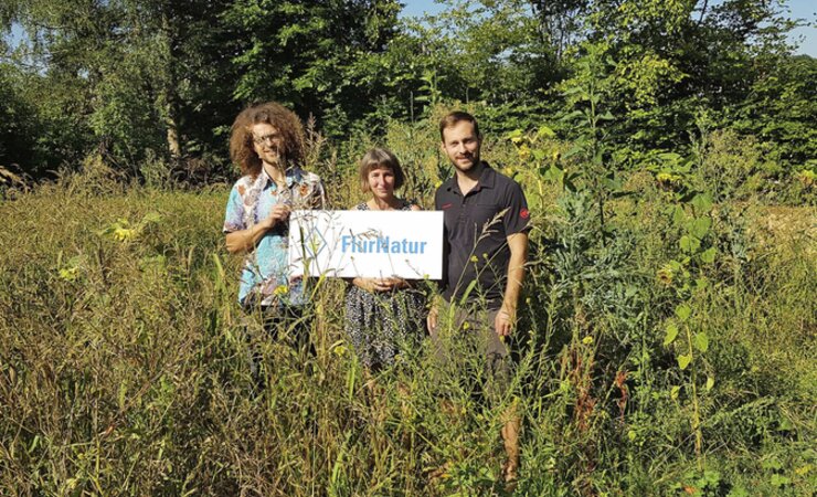 Andreas Bauhof, Alexandra Khalili und Pascal Deuber (v.li.) verwandelten einen ehemaligen Reitplatz mit Unterstützung der Initiative „FlurNatur“ in ein artenreiches Biotop. | © Dieter Jehle, ALE Schwaben