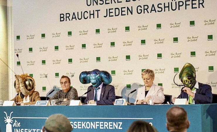 Insektenlobby mit einem Kleinen Perlmuttfalter, einer Blauflügel-Prachtlibelle und einem Gold-Laufkäfer. Dazwischen Reinhard Witt und Renate Künast (v.li). | © Bioland e.V.