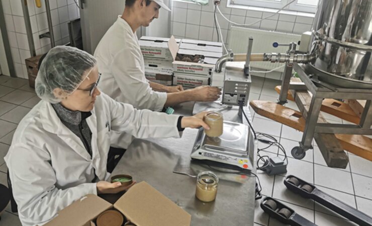 Magnus Heindl und Katharina Schöttler an der Honigabfüllanlage. | © Fotos: Fachzentrum Bienen und Imkerei