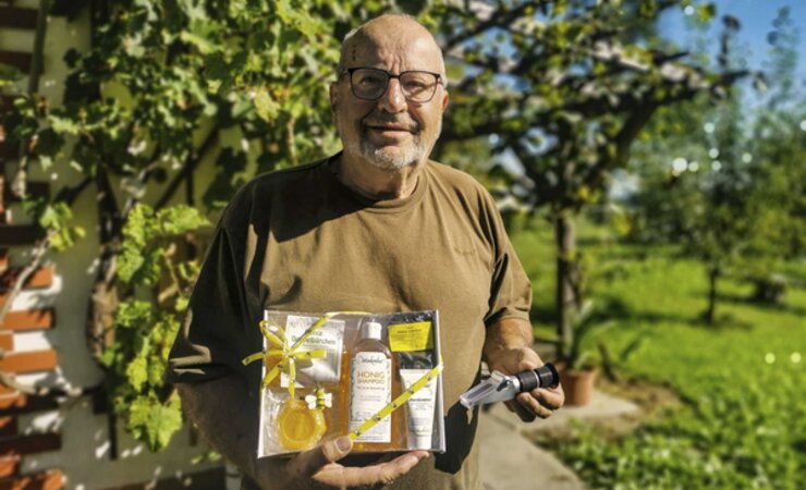 Wolfgang Renner mit Refraktometer und Geschenkpaket. | © privat