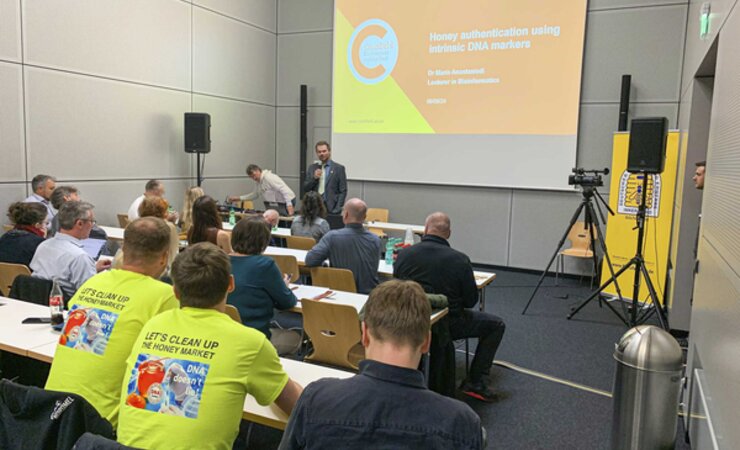 Auf der Eurobee-Messe in Friedrichshafen präsentierten verschiedene Wissenschaftler ihre Analysen mit der DNA-Methode. Bei der anschließenden Diskussion gab es aber auch Kritik an der Vorgehensweise. | © Marek Worm