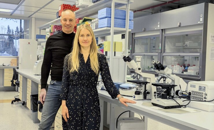 Kaarel Krjutškov (l.) und Kairi Raime (r.) wurden für ihre Entwicklung des metagenomischen Honig-DNA-Tests mit dem europäischen „Agricultural &amp; Rural Inspirations Award 2024“ ausgezeichnet. Der Europäische Berufsimkerverband würdigte sie für ihren Beitrag auf der Eurobee 2024. | © Celvia