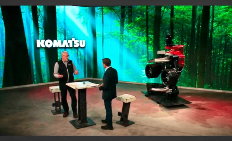 Komatsu-Vertriebsleiter Thomas Wehner mit Moderator Marcel Hiller im Corona-Studio | © Screenshot: Komatsu Forest