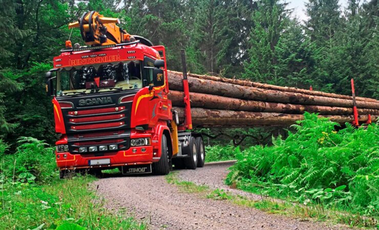 Damit das Kalamitätsholz schneller aus dem Wald kommt, erlaubt Baden-Württemberg befristet ein Gewicht von 46 t | © J. Bühler