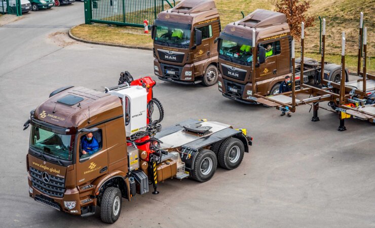 Die 6x6-Lademaschine Mercedes Arocs 3351 mit Epsilon S260 Z-Kran | © Doll