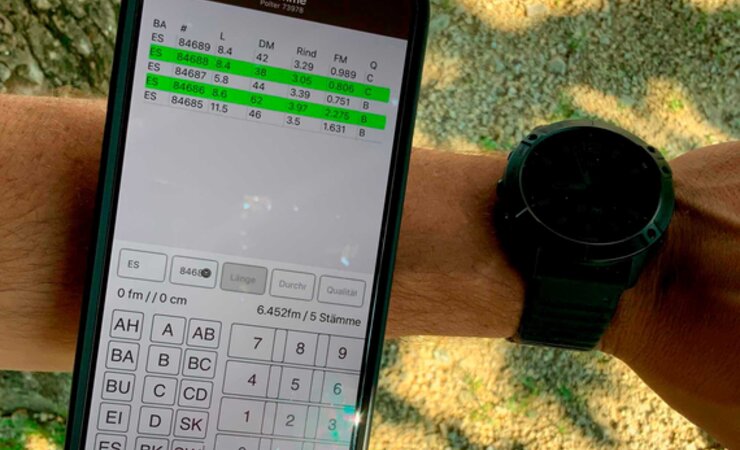 Holzdatenerfassung mit Mobipolter, hier mit einer Armhalterung, 
wie sie üblicherweise im Sport verwendet werden | © Ph. Zehntner