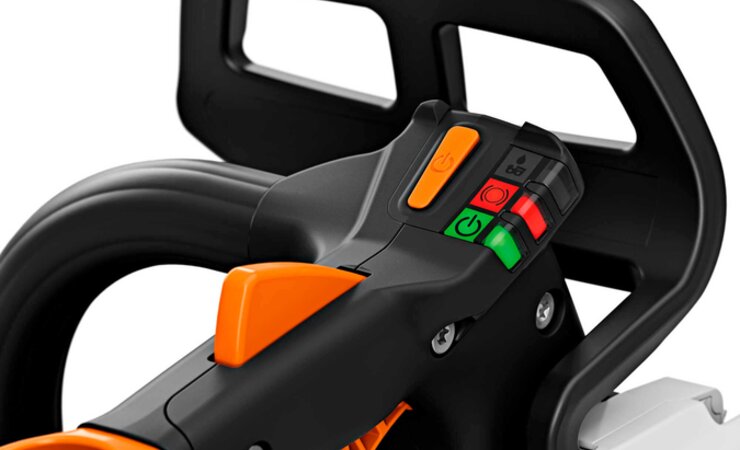 Das Bediencockpit mit Warnlampe für niedrigen Kettenölstand ist ein echter Fortschritt | © Stihl