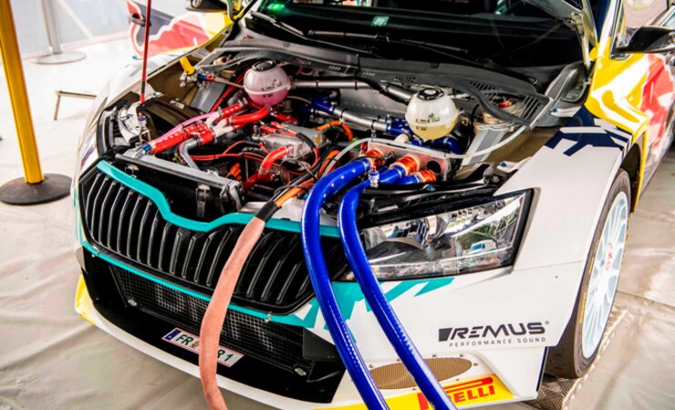 Das vollelektrische Rallyeauto Skoda Kreisel RE-X1 beim Laden | © Kreisel